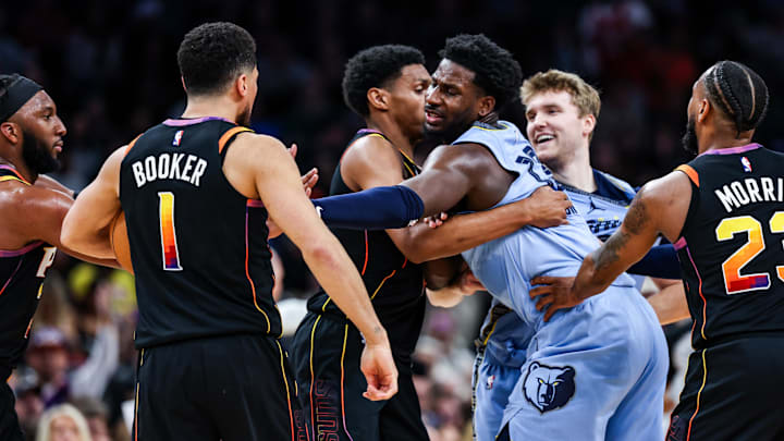 The Suns and Grizzlies had a little pushing and shoving on New Year’s Eve.