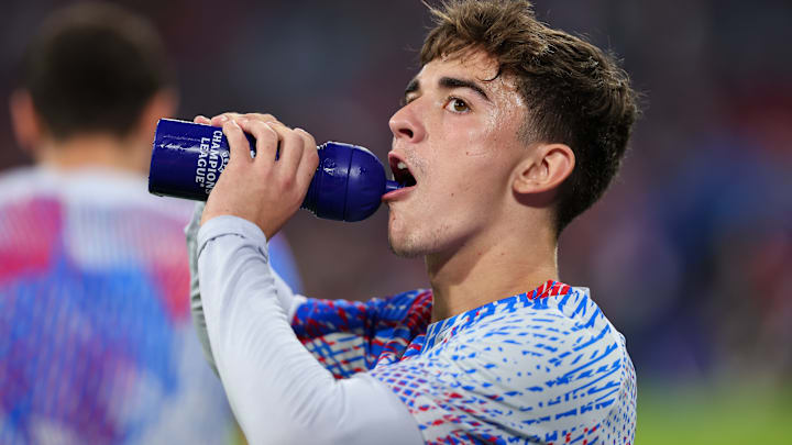 Gavi vem de grave lesão no joelho