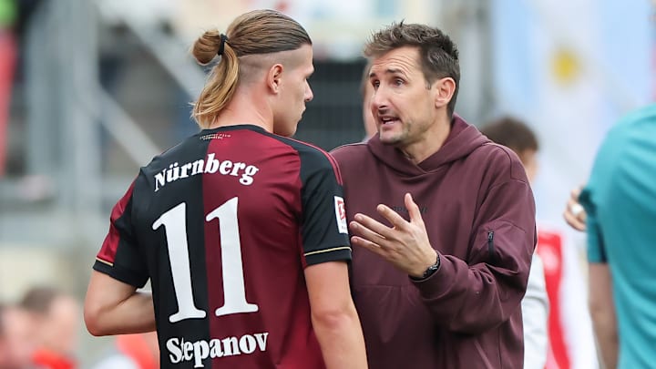 Artem Stepanov hat bei Miroslav Klose einen schweren Stand