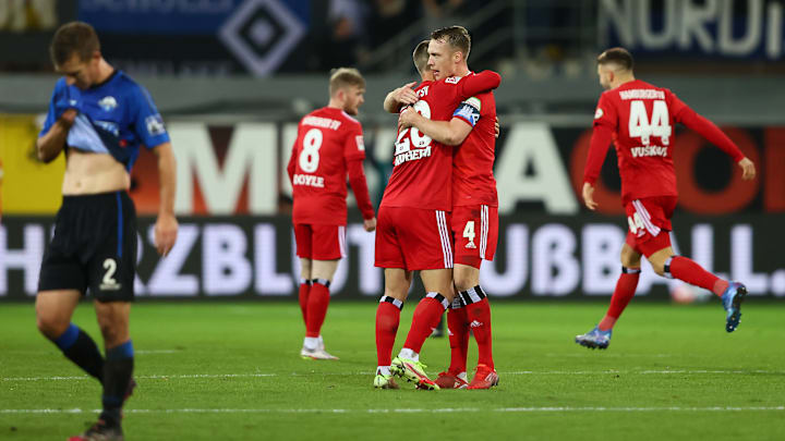 Schonlau und Muheim bejubeln den späten Sieg der Hamburger. Im Hintergrund freuen sich Doyle (Nr. 8) und Vuskovic Schonlau und Muheim bejubeln den späten Sieg der Hamburger. Im Hintergrund freuen sich Doyle (Nr. 8) und Vuskovic