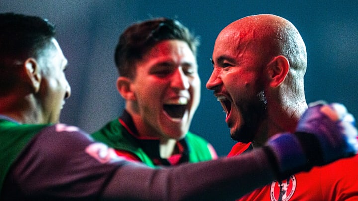 Jugadores de Tijuana celebran un gol.