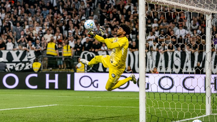 Hugo Souza é titular absoluto do Corinthians