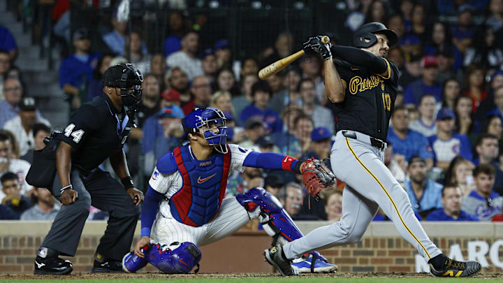 Pittsburgh Pirates outfielder Bryan Reynolds (10) hits a three-run home run against the Chicago Cubs during the eighth inning at Wrigley Field. 