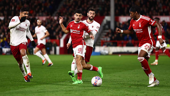 Morgan Gibbs-White, Bruno Fernandes e Casemiro são meio-campistas com passagens por suas respectivas seleções