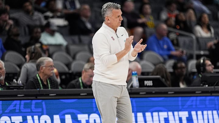 Mar 12, 2025; Charlotte, NC, USA; Stanford Cardinal head coach Kyle Smith applauds his team against the California Golden Bears during the first half at Spectrum Center. Mandatory Credit: Jim Dedmon-Imagn Images Mar 12, 2025; Charlotte, NC, USA; Stanford Cardinal head coach Kyle Smith applauds his team against the California Golden Bears during the first half at Spectrum Center. Mandatory Credit: Jim Dedmon-Imagn Images