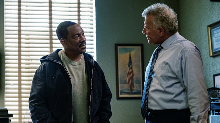 Beverly Hills Cop: Axel F. (L to R) Eddie Murphy as Axel Foley and Paul Reiser as Jeffrey in Beverly Hills Cop: Axel F. Cr. Melinda Sue Gordon/Netflix © 2024