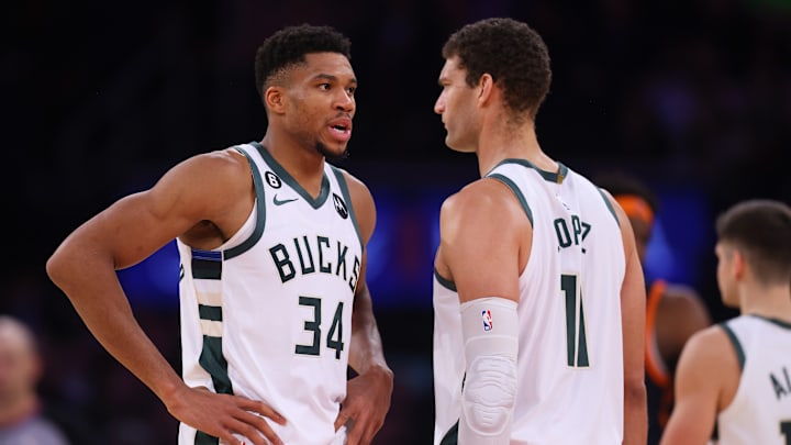 Giannis Antetokounmpo y Brook Lopez siguen conformando el "frontcourt" titular de los Milwaukee Bucks