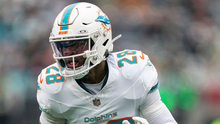 Miami Dolphins running back De'Von Achane (28) breaks free with the ball during a week 14 football game between the New York Jets and Miami Dolphins at MetLife Stadium on Sunday, Dec. 7, 2025.