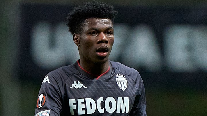 Aurélien Tchouaméni est entre deux géants.