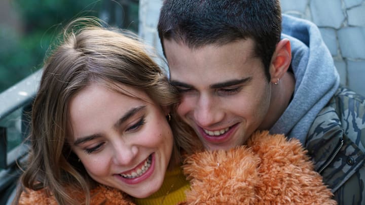 A TRAVÉS DE TU MIRADA (L to R) CLARA GALLE as RAQUEL, JULIO PEÑA as ARES in A TRAVÉS DE TU MIRADA. Cr. MICHAEL OATS/NETFLIX © 2022