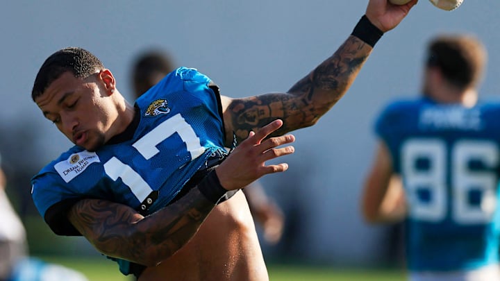 Jacksonville Jaguars tight end Evan Engram (17) stretches Tuesday, Aug. 1, 2023 at Miller Electric Center at EverBank Stadium in Jacksonville, Fla. Today marked the first padded practice.