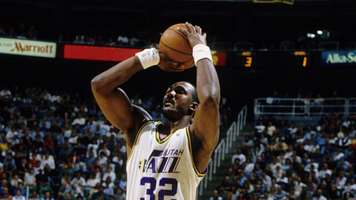 Apr 14, 1994; Salt Lake City, UT, USA; FILE PHOTO; Utah Jazz forward Karl Malone (32) shoots the ball against the San Antonio Spurs at the Delta Center. Mandatory Credit: Imagn Images