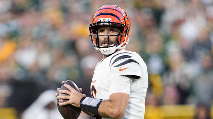 Oct 12, 2025; Green Bay, Wisconsin, USA; Cincinnati Bengals quarterback Joe Flacco (16) looks to throw a pass during the fourth quarter against the Green Bay Packers at Lambeau Field. Mandatory Credit: Jeff Hanisch-Imagn Images Oct 12, 2025; Green Bay, Wisconsin, USA; Cincinnati Bengals quarterback Joe Flacco (16) looks to throw a pass during the fourth quarter against the Green Bay Packers at Lambeau Field. Mandatory Credit: Jeff Hanisch-Imagn Images