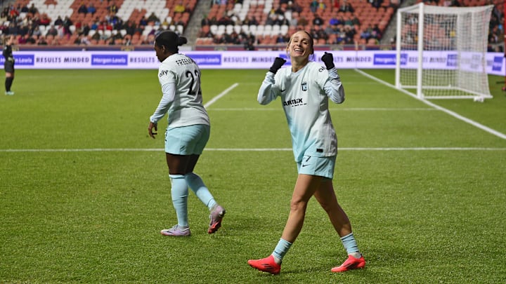 Mandy Freeman and Esther González of Gotham FC. 