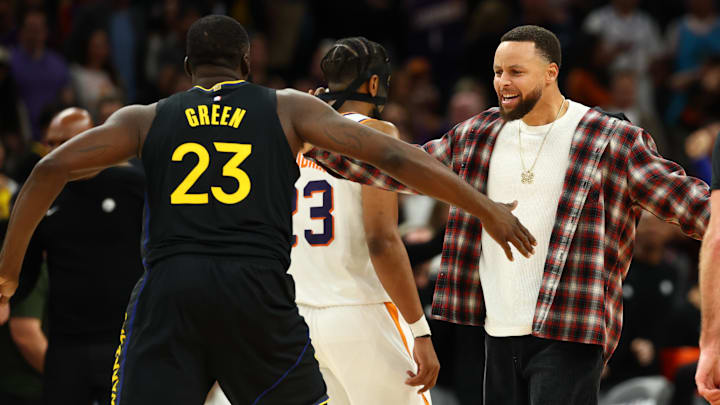 Curry ha estado apoyando a sus compañeros desde el banco Curry ha estado apoyando a sus compañeros desde el banco