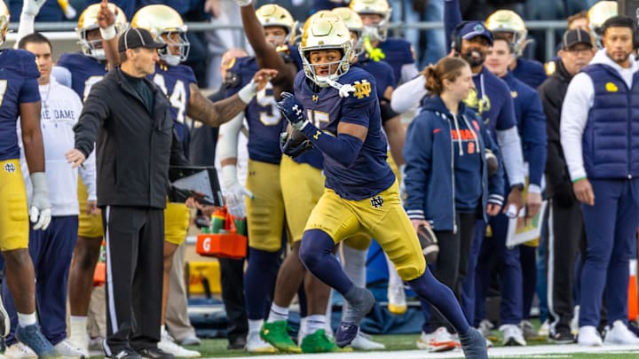 Notre Dame Fighting Irish cornerback Leonard Moore (15) returns an interception for a touchdown against the Syracuse Orange
