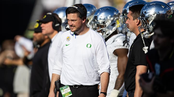 Nov 18, 2023; Tempe, Arizona, USA; Oregon Ducks head coach Dan Lanning against the Arizona State Sun Devils at Mountain America Stadium. Nov 18, 2023; Tempe, Arizona, USA; Oregon Ducks head coach Dan Lanning against the Arizona State Sun Devils at Mountain America Stadium.