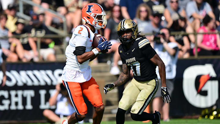 Illinois Fighting Illini wide receiver Ashton Hollins (2) catches a pass Illinois Fighting Illini wide receiver Ashton Hollins (2) catches a pass