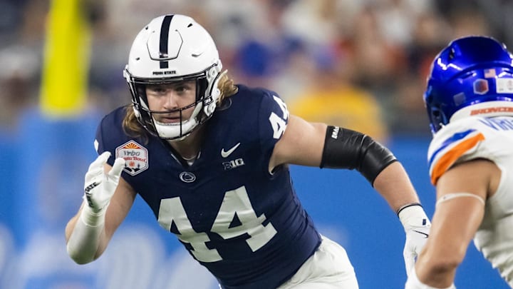 Dec 31, 2024; Glendale, AZ, USA; Penn State Nittany Lions tight end Tyler Warren (44) against the Boise State Broncos in the Fiesta Bowl at State Farm Stadium. 