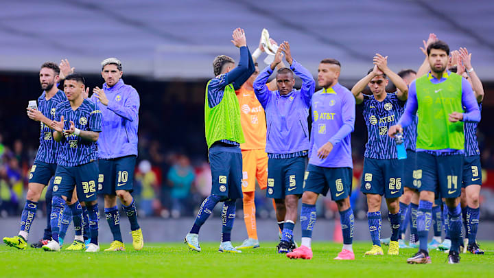Jugadores del América se despiden de la afición que se dio cita en el Estadio Azteca.