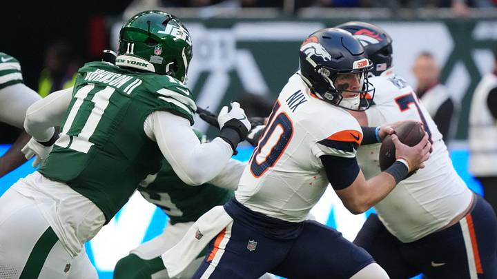 Jermaine Johnson attempting to tackle Bo Nix