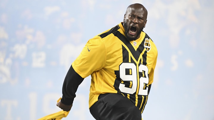 Oct 26, 2025; Pittsburgh, Pennsylvania, USA; Pittsburgh Steelers former player James Harrison pumps up the crowd with a terrible towel prior to the game against the Green Bay Packers at Acrisure Stadium. Mandatory Credit: Barry Reeger-Imagn Images Oct 26, 2025; Pittsburgh, Pennsylvania, USA; Pittsburgh Steelers former player James Harrison pumps up the crowd with a terrible towel prior to the game against the Green Bay Packers at Acrisure Stadium. Mandatory Credit: Barry Reeger-Imagn Images