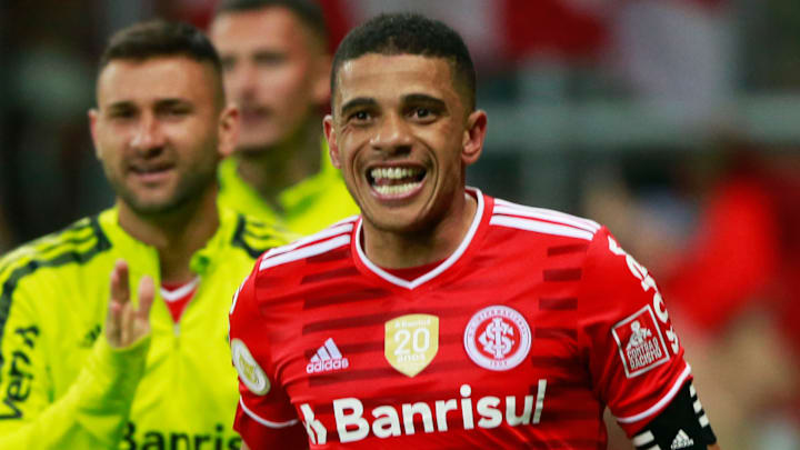 Taison retorna à equipe nesta quarta