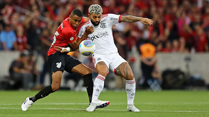 Flamengo e Athletico tentam juntar os cacos no Brasileirão após eliminações.