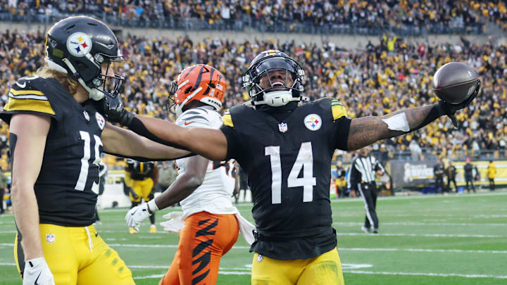 Nov 16, 2025; Pittsburgh, Pennsylvania, USA; Pittsburgh Steelers running back Kenneth Gainwell (14) reacts after a play against the Cincinnati Bengals during the second half at Acrisure Stadium. Nov 16, 2025; Pittsburgh, Pennsylvania, USA; Pittsburgh Steelers running back Kenneth Gainwell (14) reacts after a play against the Cincinnati Bengals during the second half at Acrisure Stadium.