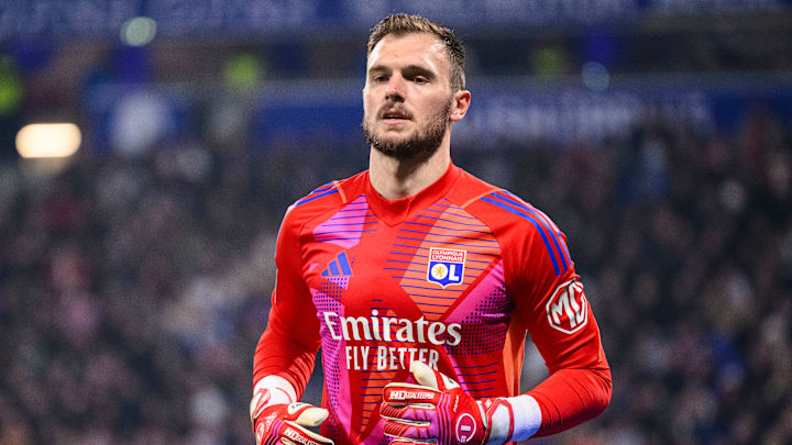 Lucas Perri est le gardien titulaire de l'OL. Lucas Perri est le gardien titulaire de l'OL.