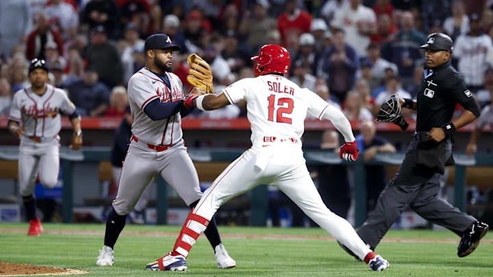 Apr 7, 2026; Anaheim, California, USA; A fight breaks out between Atlanta Braves pitcher Reynaldo López (40) and Los Angeles Angels right fielder Jorge Soler (12) during the fifth inning at Angel Stadium. Mandatory Credit: William Navarro-Imagn Images