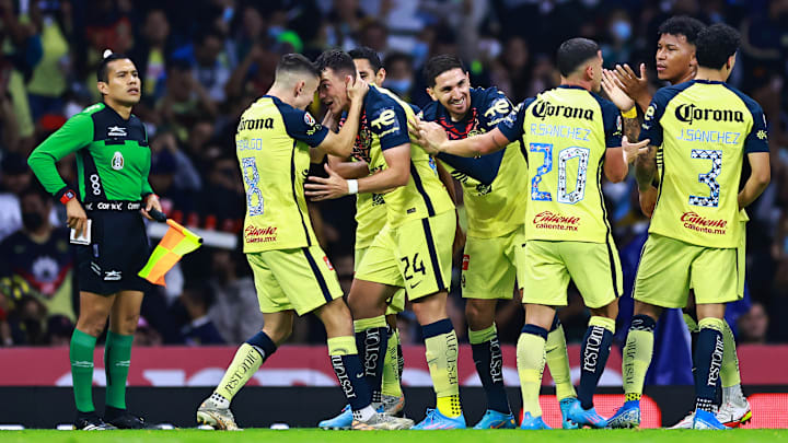 Jugadores del América celebran un gol.