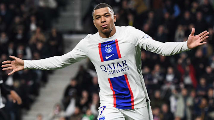 Le Paris Saint-Germain s'impose face au SCO d'Angers (2-1) et prend provisoirement 11 points d'avance sur l'Olympique de Marseille. 