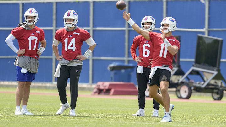 Buffalo Bills QB Mitchell Trubisky throws the ball with Josh Allen, Mike White, and Shane Buechele looking on.
