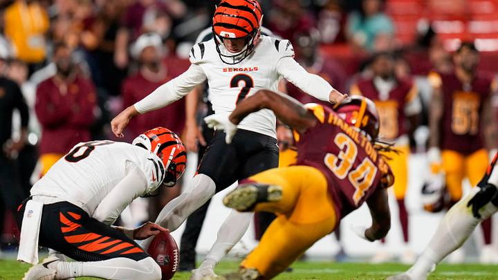 Washington Commanders defensive back Antonio Hamilton Sr. attempts to block a field goal in the fourth quarter of the NFL Preseason Week 2 game between the Washington Commanders and the Cincinnati Bengals at Northwest Stadium in Landover, Md., on Monday, Aug. 18, 2025.