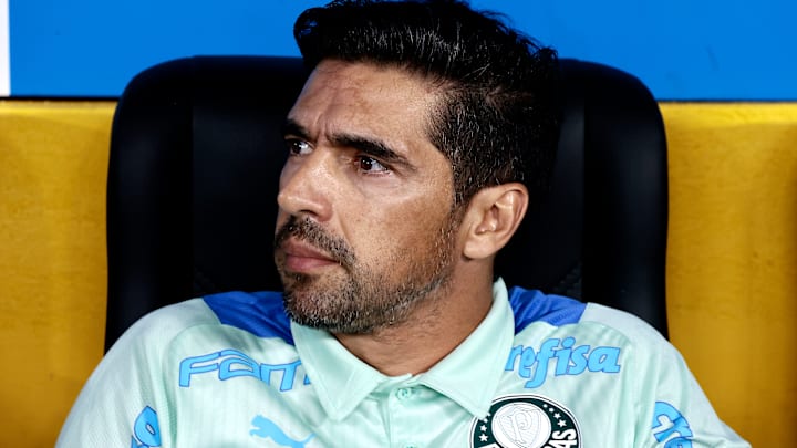 Português tem contrato com o Palmeiras até o fim de 2024 Português tem contrato com o Palmeiras até o fim de 2024