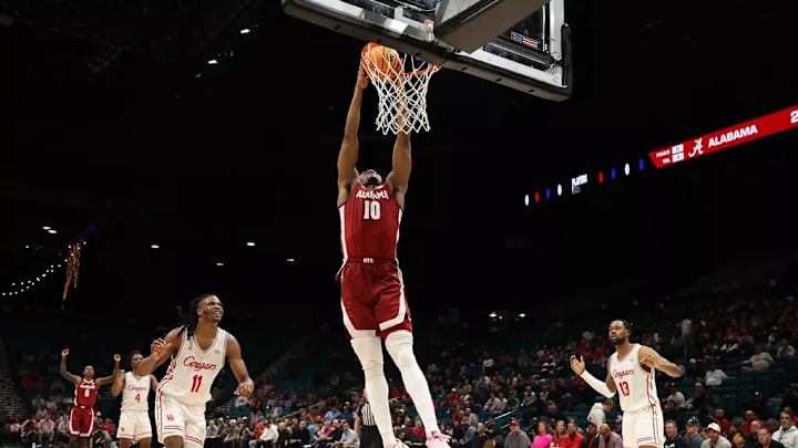Alabama forward Mouhamed Dioubate (10) dunks the ball against Houston at MGM Grand Garden Arena in Las Vegas, NV on Tuesday, Nov 26, 2024. Alabama forward Mouhamed Dioubate (10) dunks the ball against Houston at MGM Grand Garden Arena in Las Vegas, NV on Tuesday, Nov 26, 2024.