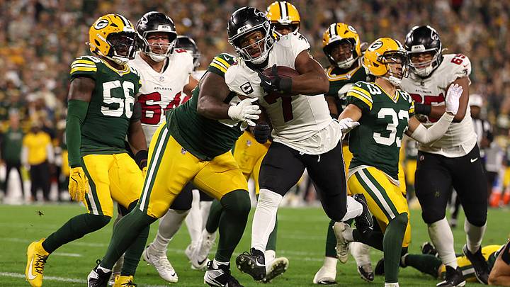 Bijan Robinson anota frente a Packers en el primer cuarto en Lambeau Field.