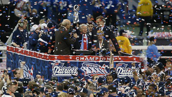 El propietario de los Patriots, Robert Kraft, celebra el primer campeonato de Super Bowl de los Patriots tras su victoria por 20-17 sobre los Rams el 2 de febrero de 2002.