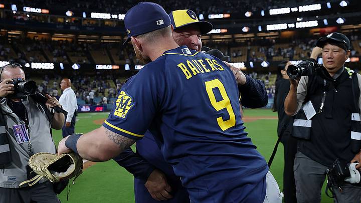 Milwaukee consuma la epopeya: Los Cerveceros barren a los Dodgers y están en la Serie Mundial Milwaukee consuma la epopeya: Los Cerveceros barren a los Dodgers y están en la Serie Mundial