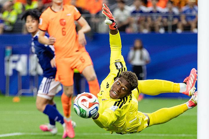 Suzuki diving to make a save