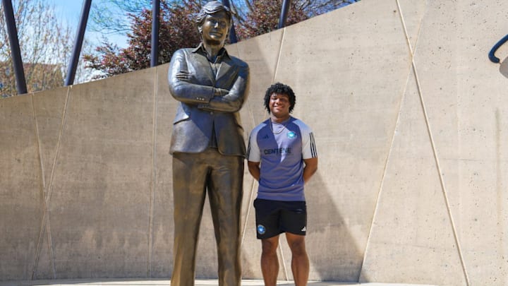 2027 running back Tre Segarra with the Pat Summitt statue