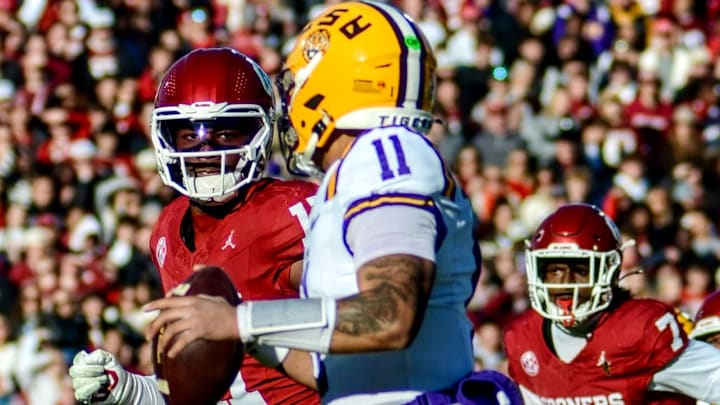 Oklahoma linebacker Kobie McKinzie (11) reportedly will enter the transfer portal when it opens.