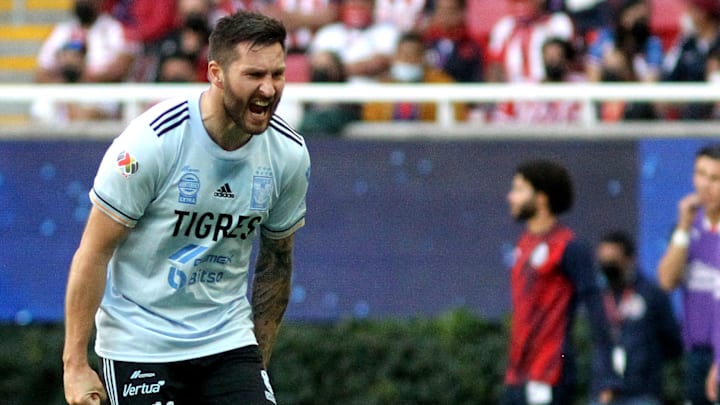 Gignac hizo un golazo de tijera contra Chivas