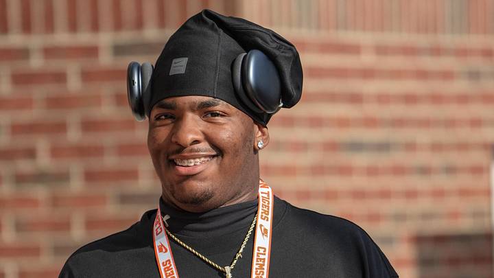 Four-star Irmo (Sc.) OT Nate Carson officially committed to the rival South Carolina Gamecocks on Friday afternoon. He chose the program over Clemson, Georgia and Colorado. Four-star Irmo (Sc.) OT Nate Carson officially committed to the rival South Carolina Gamecocks on Friday afternoon. He chose the program over Clemson, Georgia and Colorado.