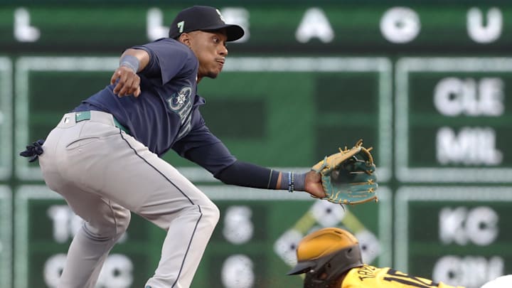 Seattle Mariners second baseman Jorge Polanco (left) goes for a tag during a game against the Pittsburgh Pirates on Aug. 16 at PNC Park.