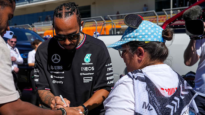 Oct 20, 2024; Austin, Texas, USA; Mercedes-AMG Petronas driver Lewis Hamilton signs a shirt for Tara Finn ahead of the drivers' parade at the Formula 1 Pirelli United States Grand Prix at Circuit of the Americas. Mandatory Credit: Aaron E. Martinez-Imagn Images Oct 20, 2024; Austin, Texas, USA; Mercedes-AMG Petronas driver Lewis Hamilton signs a shirt for Tara Finn ahead of the drivers' parade at the Formula 1 Pirelli United States Grand Prix at Circuit of the Americas. Mandatory Credit: Aaron E. Martinez-Imagn Images