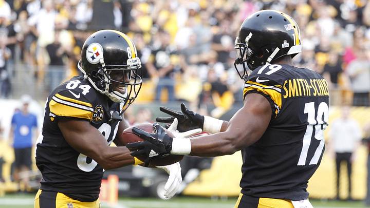 Oct 22, 2017; Pittsburgh, PA, USA; Pittsburgh Steelers wide receiver Antonio Brown (84) congratulates wide receiver JuJu Smith-Schuster (19) on his touchdown against the Cincinnati Bengals during the second quarter at Heinz Field. Mandatory Credit: Charles LeClaire-Imagn Images Oct 22, 2017; Pittsburgh, PA, USA; Pittsburgh Steelers wide receiver Antonio Brown (84) congratulates wide receiver JuJu Smith-Schuster (19) on his touchdown against the Cincinnati Bengals during the second quarter at Heinz Field. Mandatory Credit: Charles LeClaire-Imagn Images