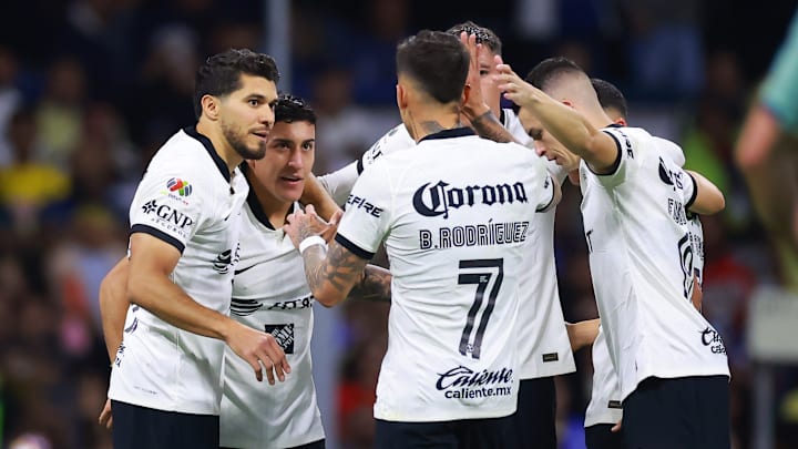 Jugadores del América celebran un gol.