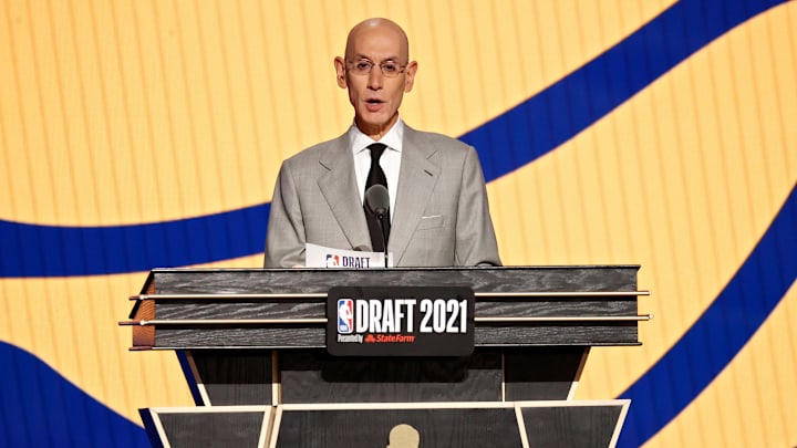 El comisionado Adam Silver durante el draft del 2021
